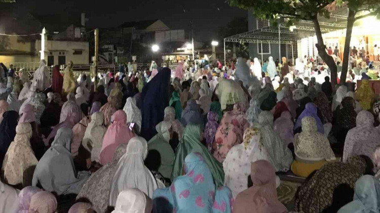 Menunaikan Shalat Tarawih Pertama di Bulan Ramadhan