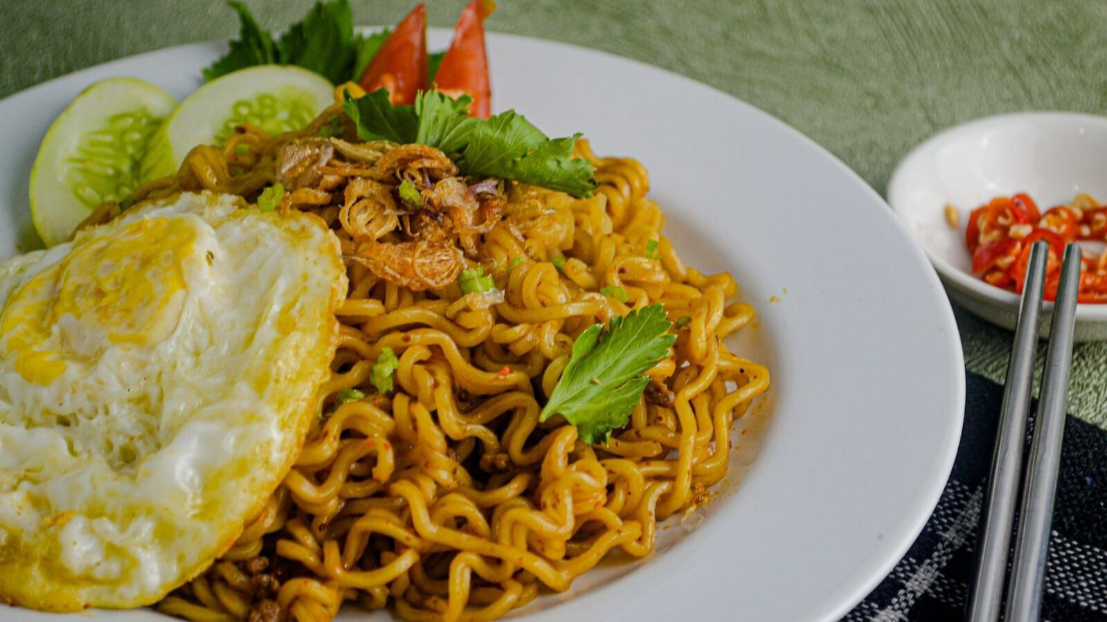 Menu Sahur Praktis dengan Mie Instan dan Telur